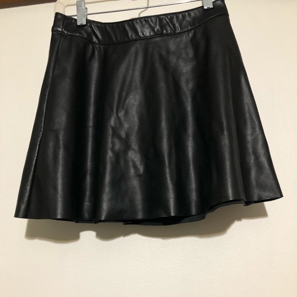 H&M Dresses & Skirts - Black skirt